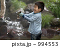 岩魚の手づかみをする少年