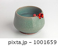 ぐい呑みに吊り花を添えて
