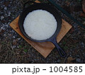1004585
