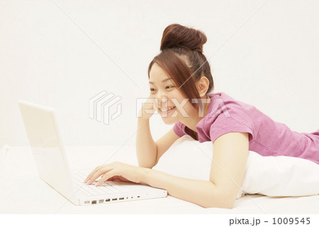 「PC パソコン 女性 人物 」の写真素材 「PC パソコン 女性 人物 」の写真素材