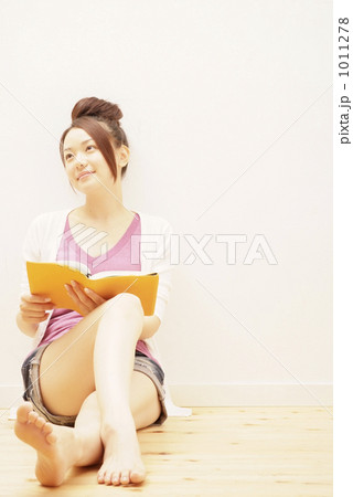 「読書 女性 人物 考える 」の写真素材