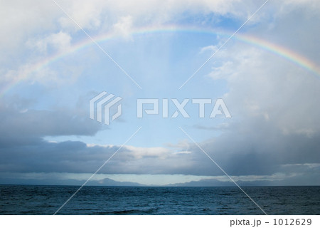 「虹の湖畔」の写真素材