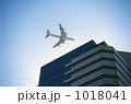 ビルすれすれに飛ぶジャンボ機