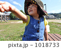 手を出す子供