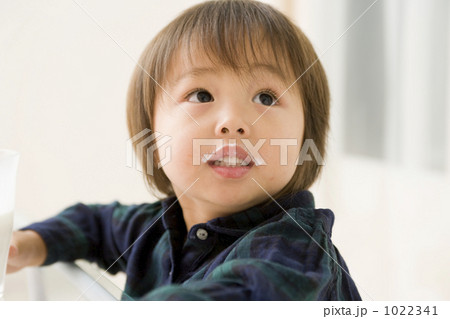 「ヒゲ こども 少年 男の子 」の写真素材 「ヒゲ こども 少年 男の子 」の写真素材