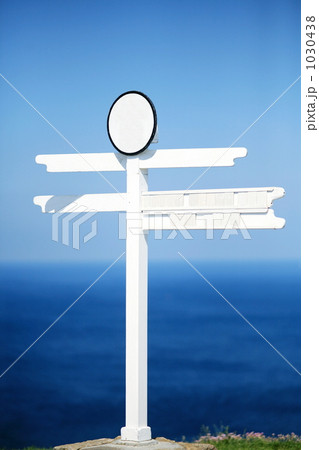 「標識 海 示す 道しるべ 」の写真素材 「標識 海 示す 道しるべ 」の写真素材