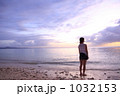 沖縄の夕暮れと女性
