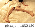 ベットと若い女性の足