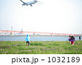 飛行機を追いかける兄弟