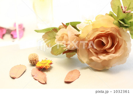 「花 薔薇 造花 置物 自宅 」の写真素材 「花 薔薇 造花 置物 自宅 」の写真素材
