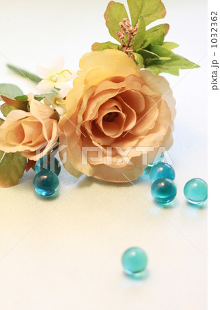 「花 薔薇 造花 置物 自宅 」の写真素材 「花 薔薇 造花 置物 自宅 」の写真素材