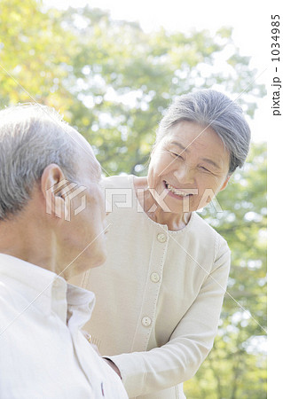 「シニア 夫婦 人物 信頼 」の写真素材 「シニア 夫婦 人物 信頼 」の写真素材