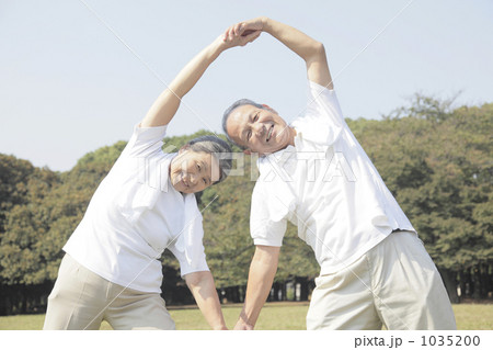 「運動 シニア 夫婦 人物 」の写真素材