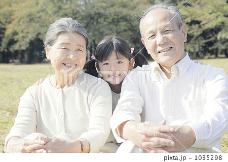 「孫 家族 シニア 人物 座る 」の写真素材