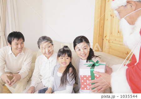 「家族 クリスマス 三世代 」の写真素材 「家族 クリスマス 三世代 」の写真素材