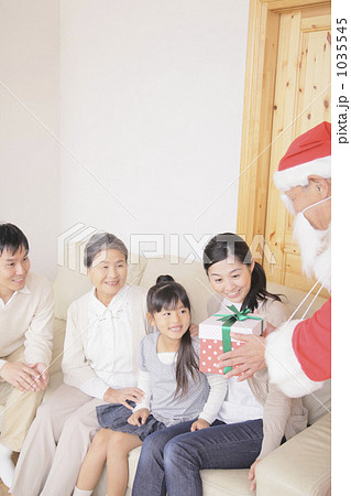 家族 クリスマス 三世代