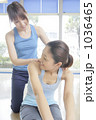 スポーツ 若い女性 ストレッチ
