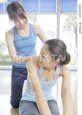 「スポーツ 若い女性 ストレッチ 」の写真素材