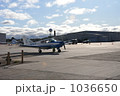 飛行場に駐機されている飛行機。