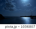 月明かりの海とヨット