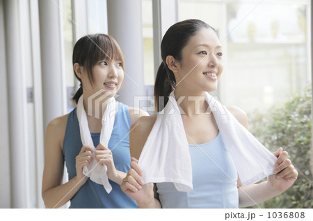 スポーツ 若い女性 運動