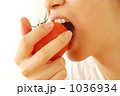 トマトを食べる男性