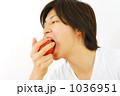 トマトを食べる男性