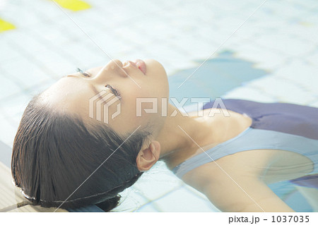 「スポーツ 女性 人物 水泳 」の写真素材 「スポーツ 女性 人物 水泳 」の写真素材