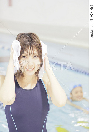 「スポーツ 女性 人物 水泳 」の写真素材 「スポーツ 女性 人物 水泳 」の写真素材