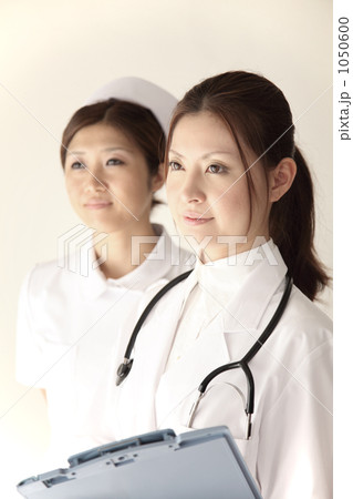 「女医と看護師」の写真素材 「女医と看護師」の写真素材