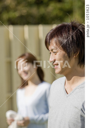 「男性 人物 笑う 野外 二人 」の写真素材 「男性 人物 笑う 野外 二人 」の写真素材