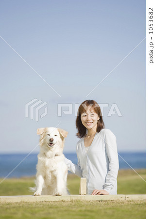 「ペット 犬 人物 女性 室外 」の写真素材