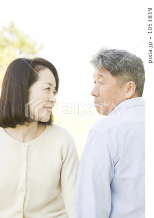 「カップル 男女 夫婦 人物 」の写真素材