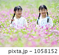 蓮華草に埋もれた少女たち