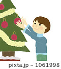 クリスマスツリーの飾り付けをする男の子