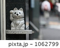 都会にたたずむ招き猫