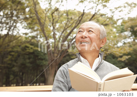 「男性 60代 シニア ベンチ 」の写真素材