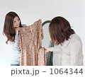洋服のアドバイスを受ける女友達