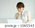 購入に悩む女性