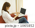 ネットを楽しむ女性