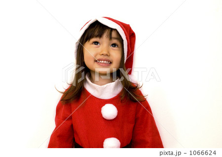 「サンタクロースの衣装の女の子」の写真素材 「サンタクロースの衣装の女の子」の写真素材