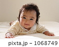 見上げる赤ちゃん