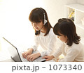 インターネットをしている姉妹