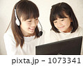 パソコンしている姉妹