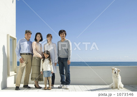 「親子 家族 人物 三世代 」の写真素材 「親子 家族 人物 三世代 」の写真素材