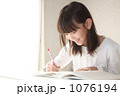 素材ナンバー 1076194 : 「勉強する小学生」
