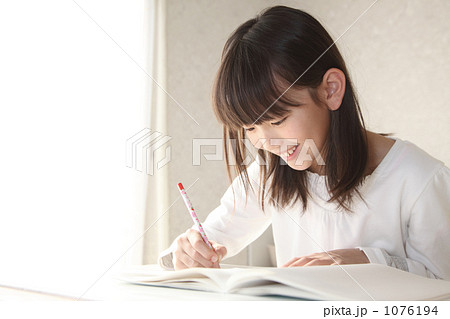 勉強する小学生 勉強する小学生