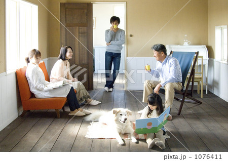 「親子 家族 人物 三世代 」の写真素材 「親子 家族 人物 三世代 」の写真素材
