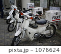 スクーターとカブの白バイ