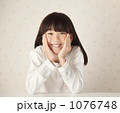 花を持つ幼児